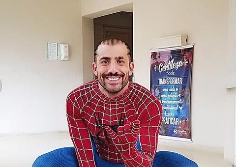 Kaysar se fantasia de Homem-Aranha para visitar crianças em hospital 