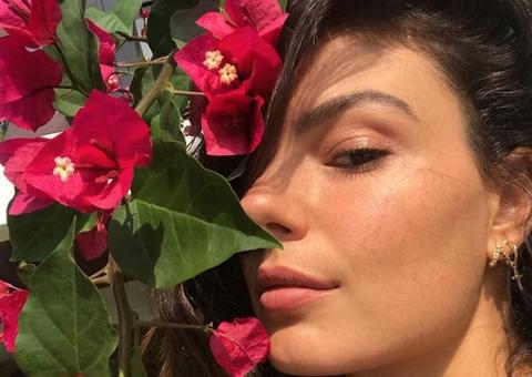 Isis Valverde acaricia barriguinha de grávida e manda mensagem para filho