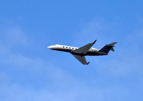 Avião cai próximo de aeroporto e deixa dez feridos em SP