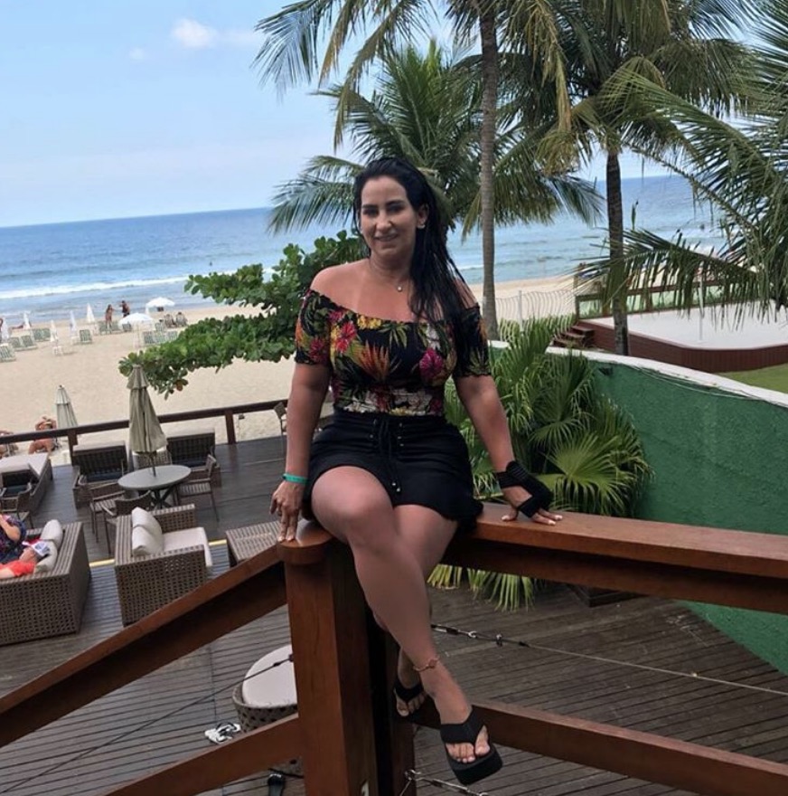 Fabíola Gadelha exibe curvas de biquíni durante feriadão