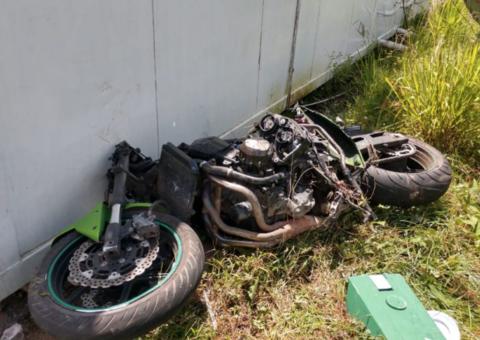 Homem fica ferido após perder controle de moto e colidir com Posto de Policiamento