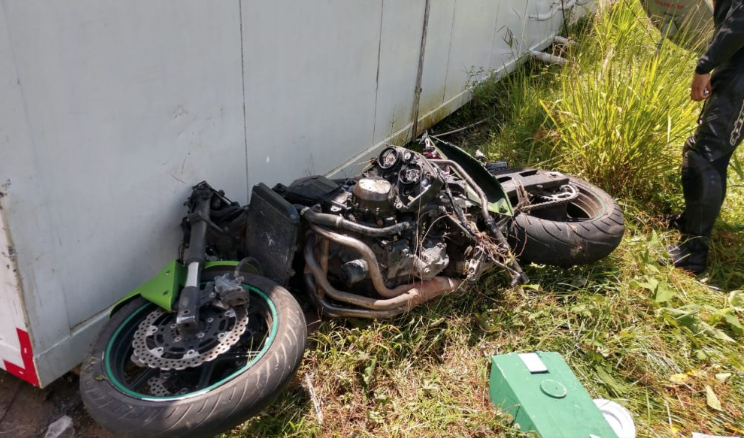 Homem fica ferido após perder controle de moto e colidir com Posto de Policiamento