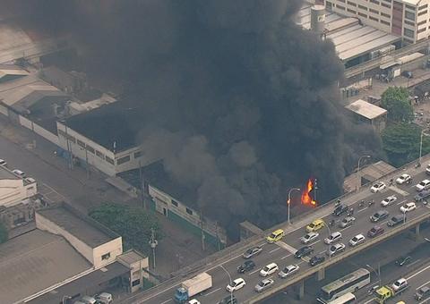 Incêndio atinge galpão de escolas de samba na av. Brasil