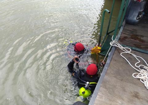 Veterinário morre ao cair em lago enquanto fazia selfie 