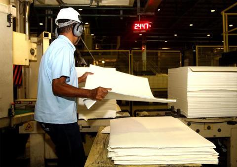 Depois de cinco meses de alta, emprego na indústria cai 0,2%