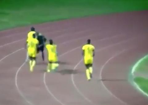 Árbitro é espancado por jogadores após lance polêmico