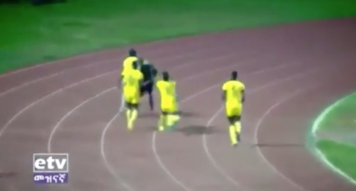 Árbitro é espancado por jogadores após lance polêmico