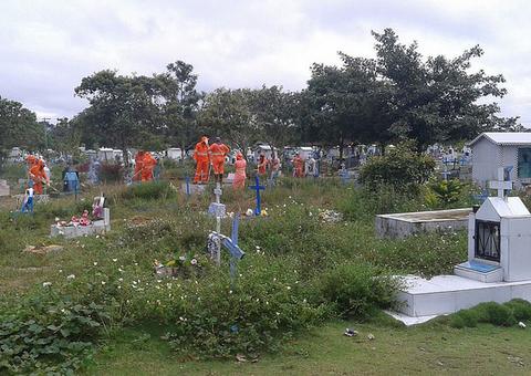 Em Manaus, cemitérios recebem limpeza da prefeitura para o dia das Mães