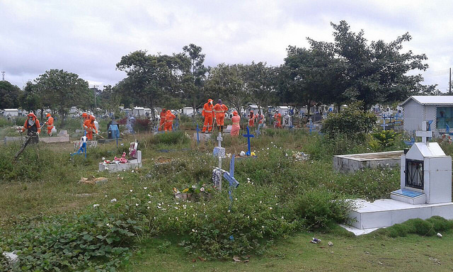 Em Manaus, cemitérios recebem limpeza da prefeitura para o dia das Mães