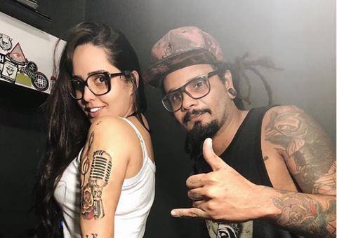 Ex-cantora gospel, Perlla faz várias tatuagens no braço
