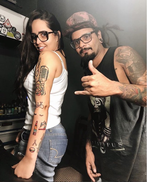 Ex-cantora gospel, Perlla faz várias tatuagens no braço
