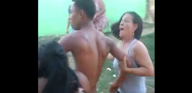 Mulheres detém homem que agrediu companheira e o entregam à polícia 