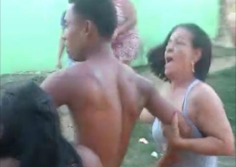 Mulheres detém homem que agrediu companheira e o entregam à polícia 