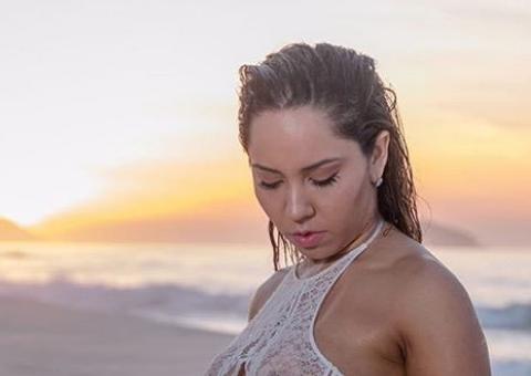 Mulher Melão dá close em seios em foto de baixo para cima