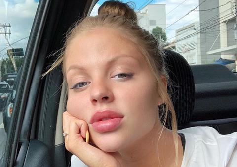  Luísa Sonza rebate comentários sobre 'peito caído' em foto de biquíni