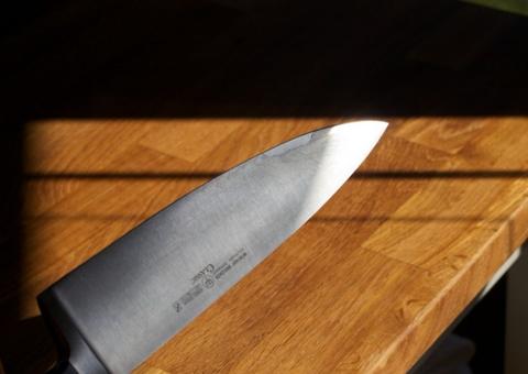 Mulher mata marido com facada no peito durante discussão e vai presa