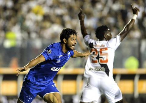 Tumulto na arquibancada paralisa jogo entre Vasco e Cruzeiro