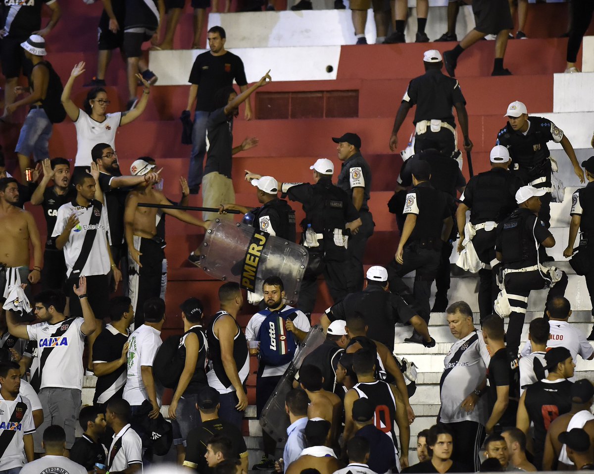 Tumulto na arquibancada paralisa jogo entre Vasco e Cruzeiro