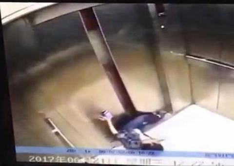 Mulher se distrai com celular na mão ao entrar em elevador e pior acontece