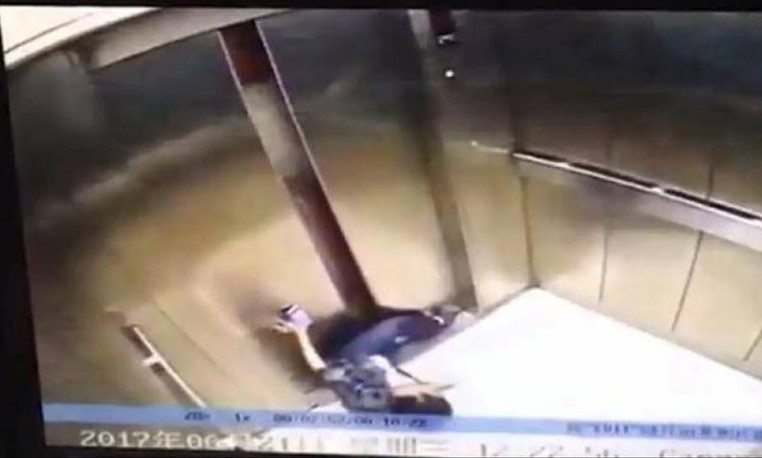 Mulher se distrai com celular na mão ao entrar em elevador e pior acontece