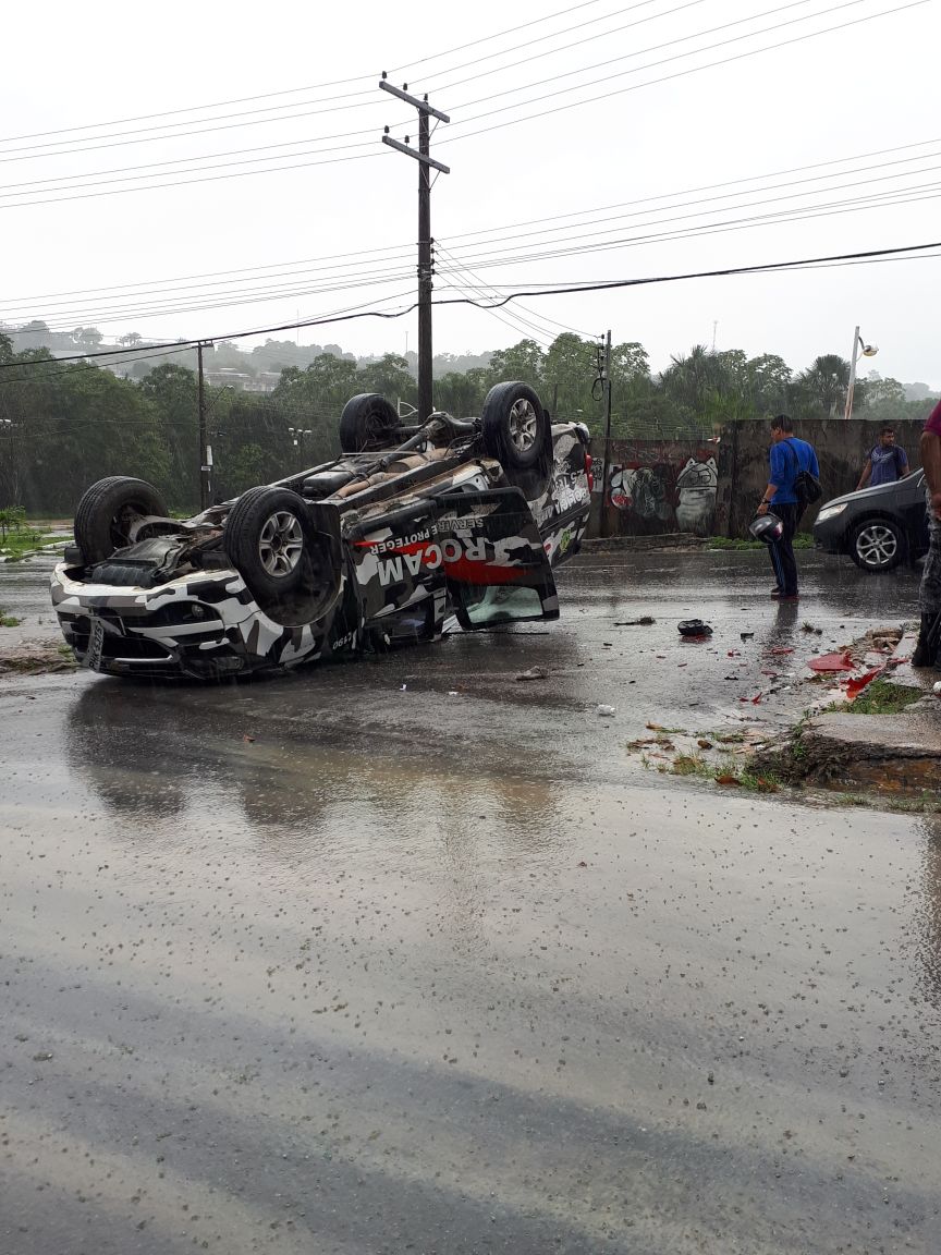 Viatura da Rocam capota durante chuva em Manaus 