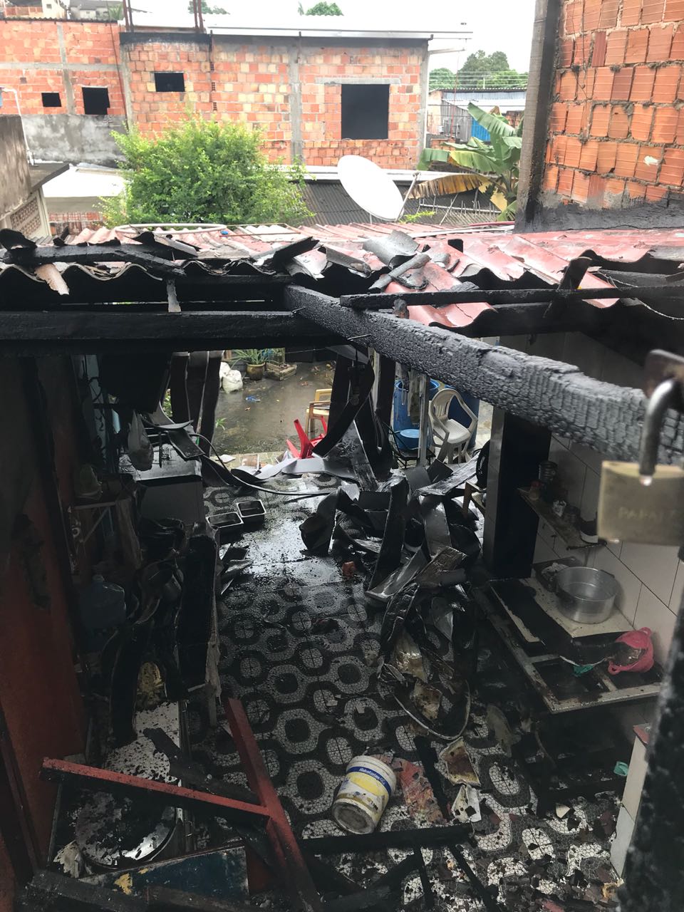 Incêndio destrói parte de restaurante em Manaus 