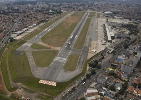 Mulher perde voo, invade pista do aeroporto de Guarulhos e é presa  