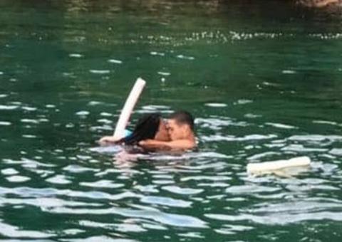 Ludmilla é flagrada durante pegação em passeio de lancha
