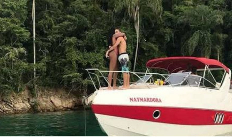 Ludmilla é flagrada durante pegação em passeio de lancha