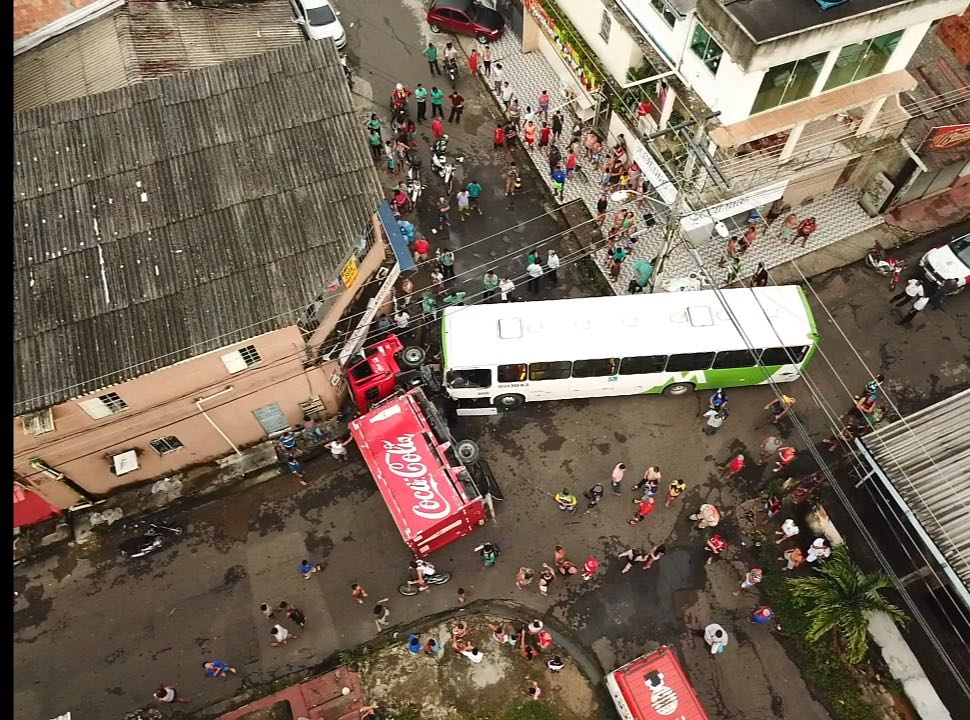 Colisão entre ônibus e caminhão deixa motorista preso às ferragens em Manaus