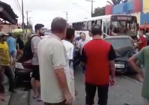 Carro invade a contramão, bate de frente em outro veículo e complica trânsito em Manaus