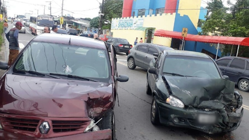 Carro invade a contramão, bate de frente em outro veículo e complica trânsito em Manaus