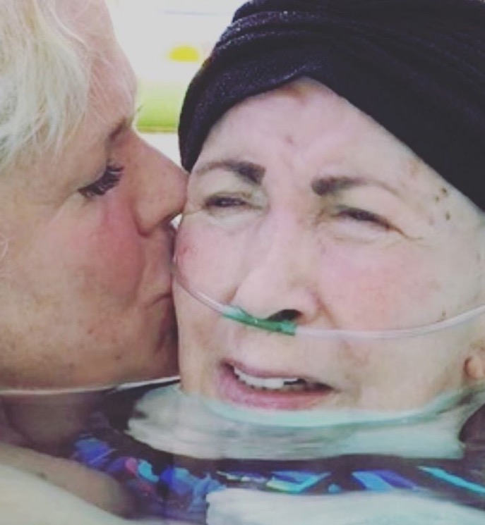 Xuxa Meneghel pede orações para a mãe, dona Alda: 'por favor'