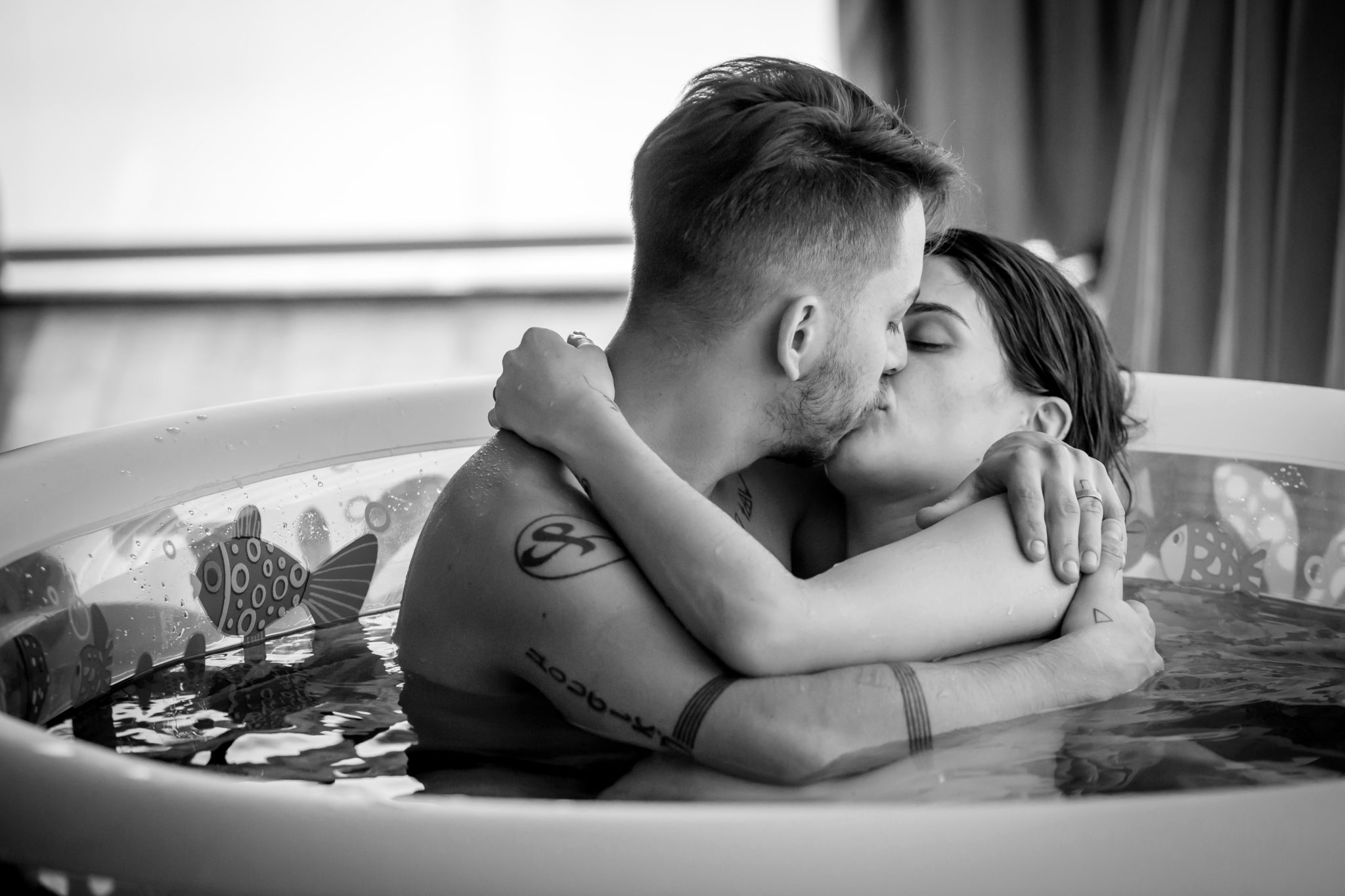 Esposa de Júnior Lima mostra parto de filho Otto feito em casa