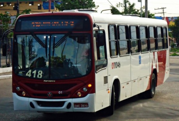 Armado com faca, homem é capturado por populares após assalto a ônibus