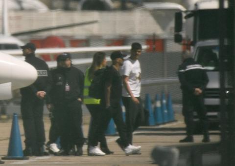 Dois meses após cirurgia, Neymar volta a Paris para finalizar tratamento