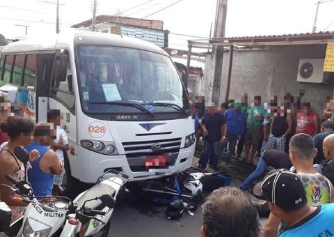 Motociclista morre e mulher fica ferida após se chocarem com micro-ônibus em Manaus 
