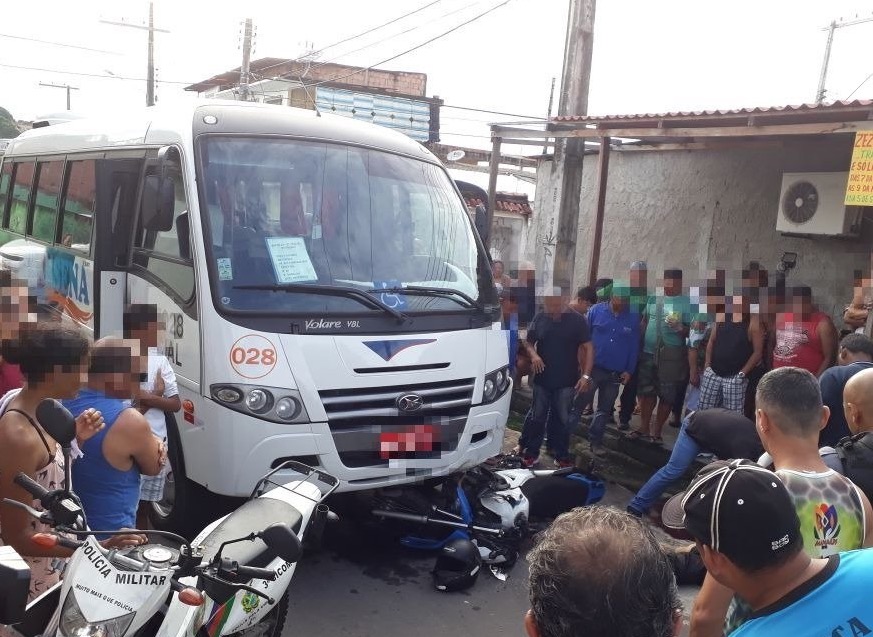 Motociclista morre e mulher fica ferida após se chocarem com micro-ônibus em Manaus 