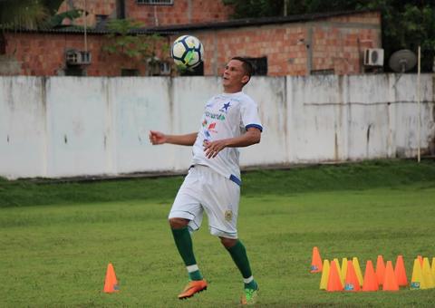 Após cirurgia, meia Fininho volta aos treinos do Naça