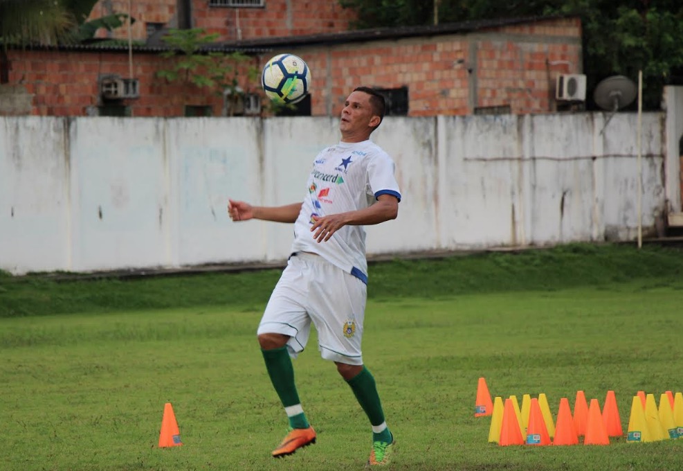 Após cirurgia, meia Fininho volta aos treinos do Naça