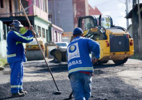 Prefeitura recupera malha viária e drenagem profunda em ruas de Manaus