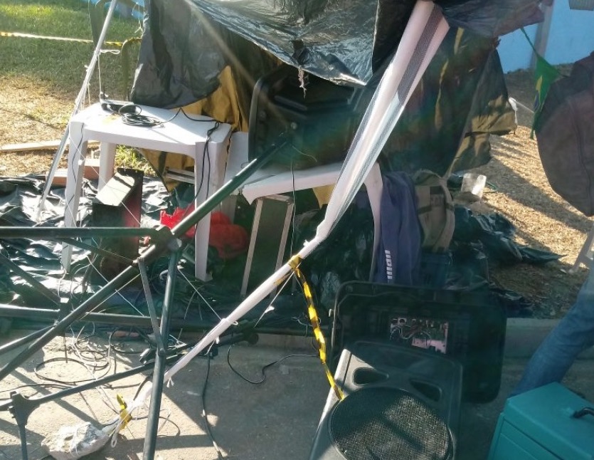 Delegado da PF ataca acampamento Lula Livre e destrói aparelhos de som