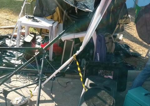 Delegado da PF ataca acampamento Lula Livre e destrói aparelhos de som