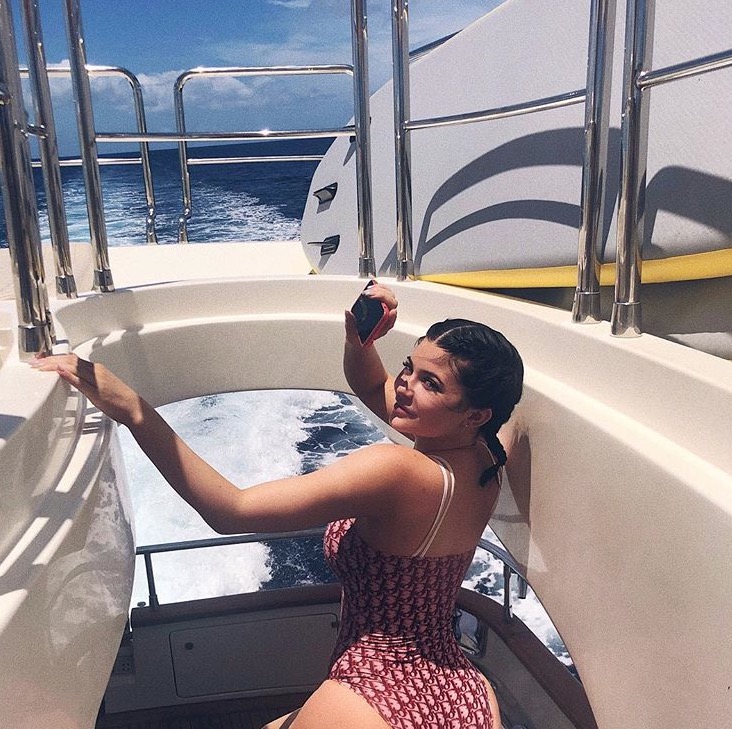 Bumbum gigante de Kylie Jenner chama atenção em foto na praia