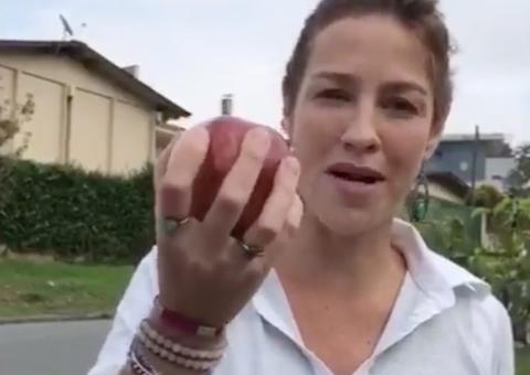 Luana Piovani cumpre promessa, deixa maçã onde Lula está preso e é detonada na web