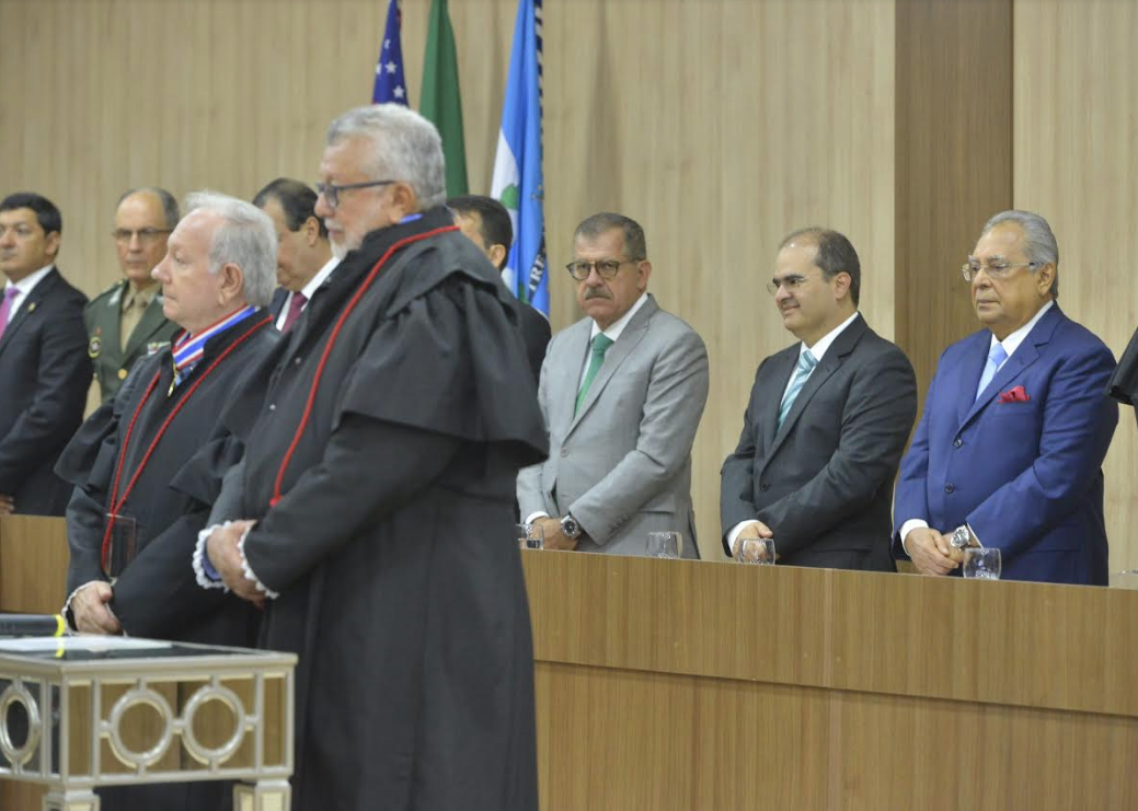 Amazonino prestigia posse de novos dirigentes do TRE em Manaus