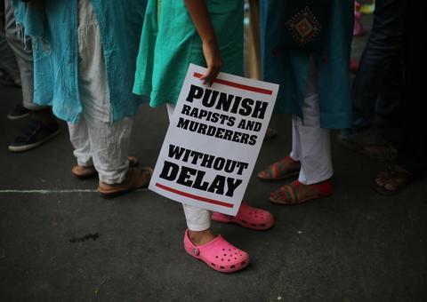 Adolescente é estuprada e queimada viva por dupla