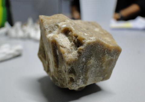 Homem é preso com 'rapadura do Diabo' e mais de R$ 4 mil em beco de Manaus