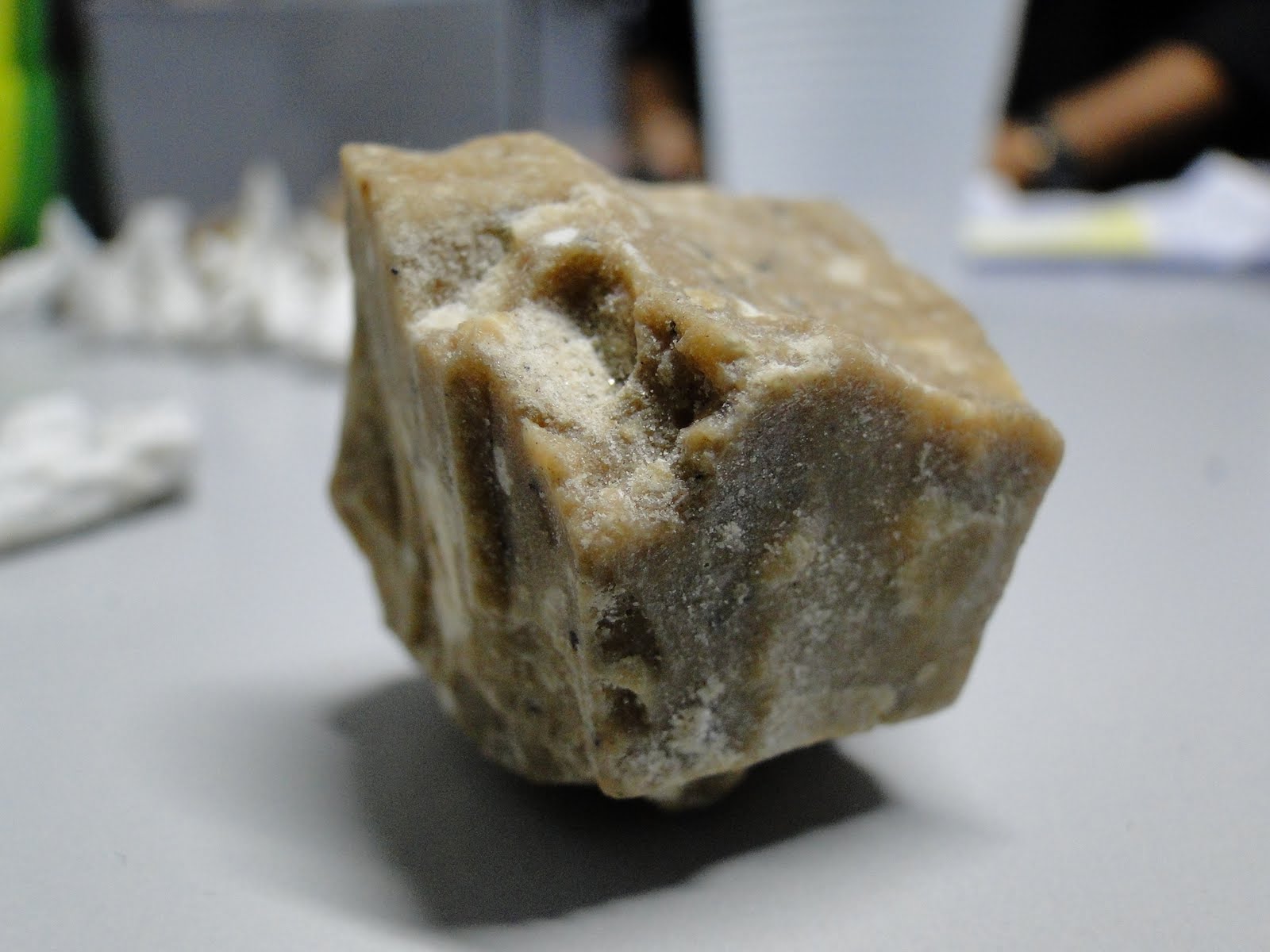 Homem é preso com 'rapadura do Diabo' e mais de R$ 4 mil em beco de Manaus