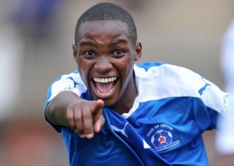 Jogador de futebol morre após ser atingido por raio durante amistoso